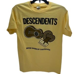 Descendants 2018 World Tour Tee Yellow Men’s Size Small 15”x26” Gildan Tag